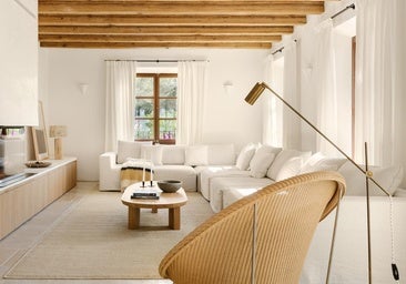 Salón decorado en blanco y madera de estudio Ángel Martín con estilismo de Susana Ocaña.