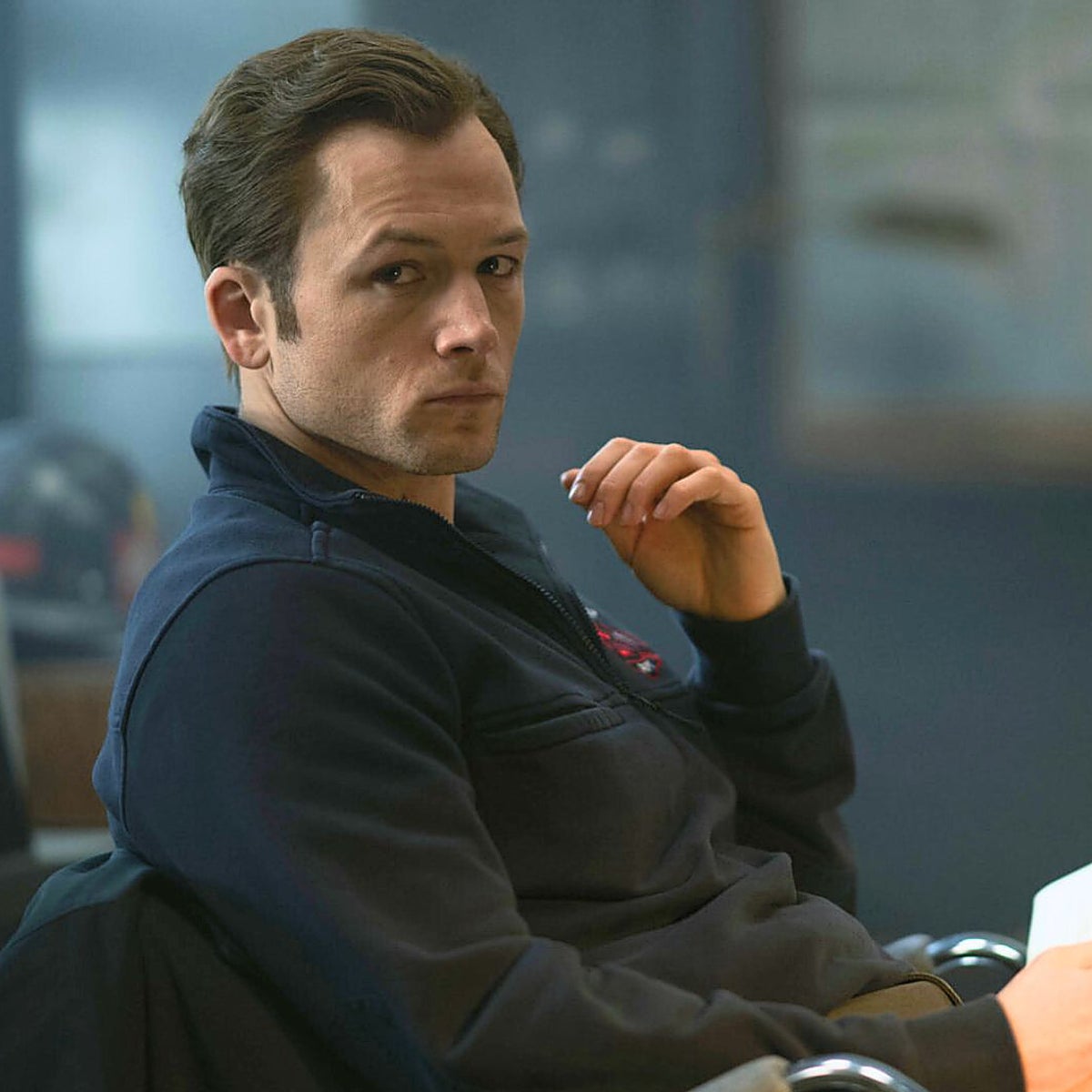 Taron Egerton da vida a Dave Gudsen, un enigmático investigador de incendios.