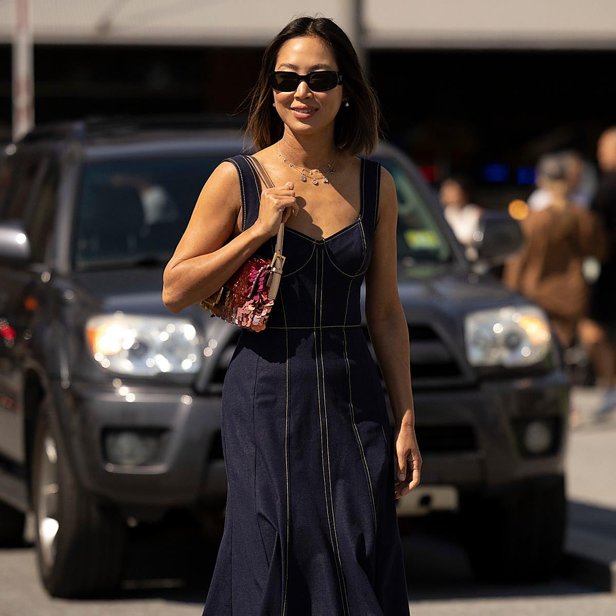 Mujer con vestido vaquero