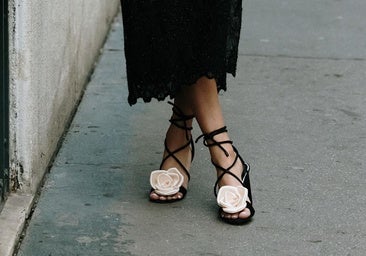Sandalias con flores, el calzado que llevan las mejor vestidas para elevar cualquier look