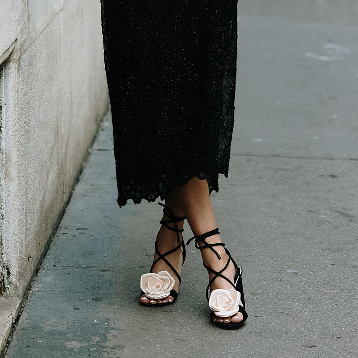 Mujer con sandalias de flores