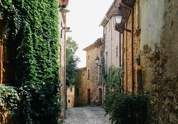 La zona más desconocida del Ampurdán con castillos surrealistas y pueblos medievales