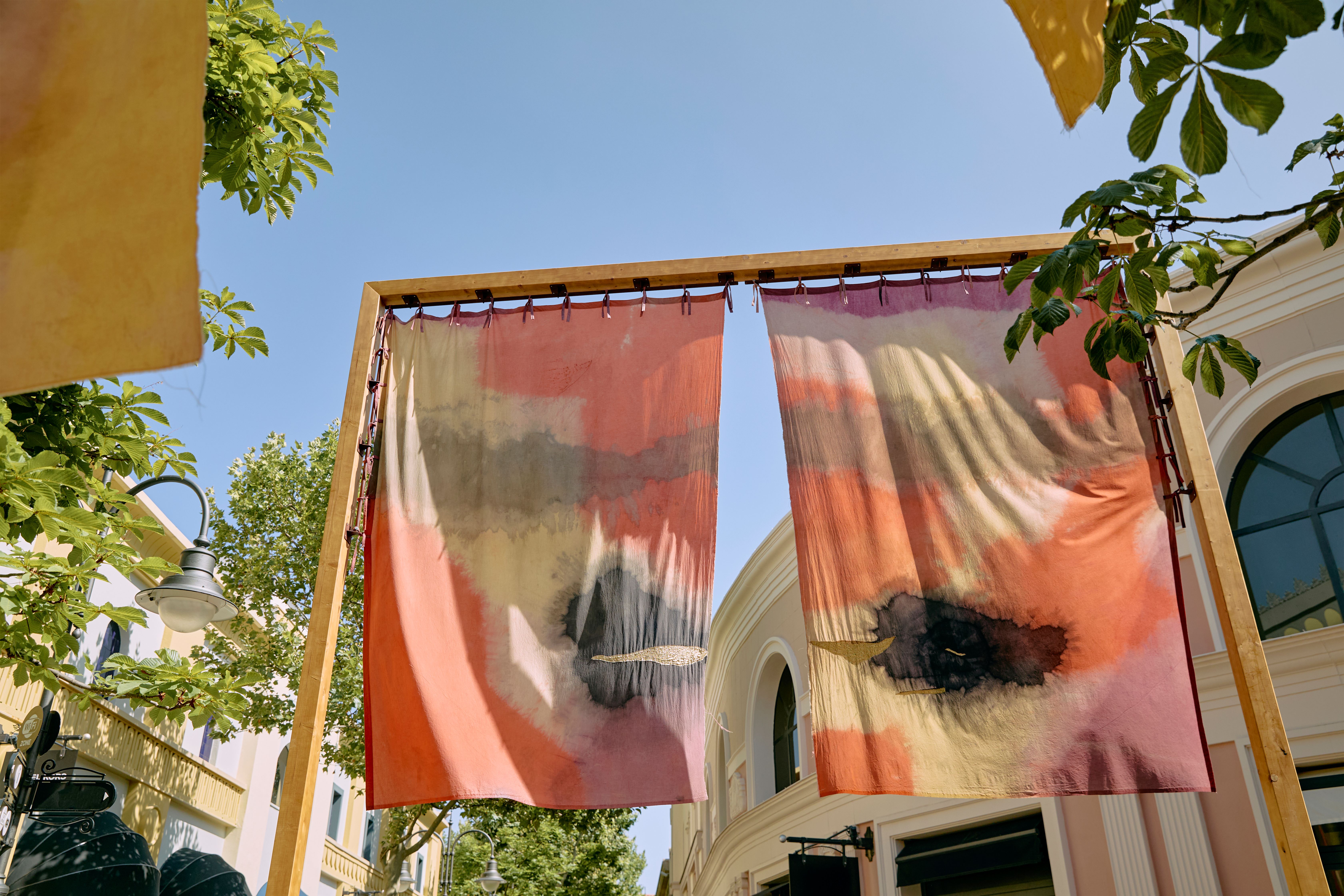 La obra de Aletheia ha imprimido carácter artesano y artístico al Village.