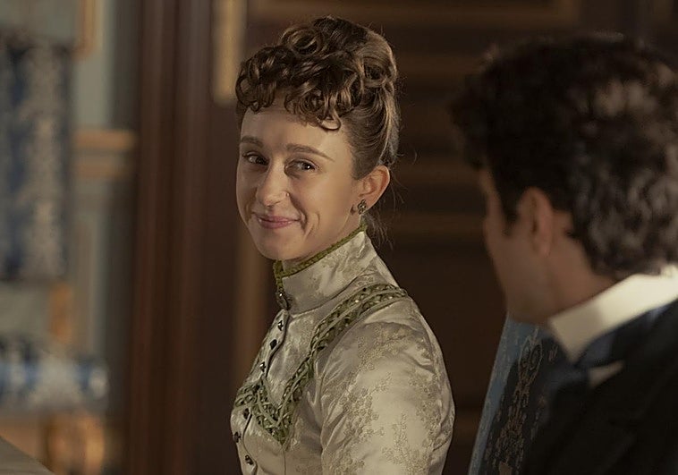 Taissa Farmiga como Gladys Russell, el personaje de La edad dorada que se inspira en Consuelo Vanderbilt.