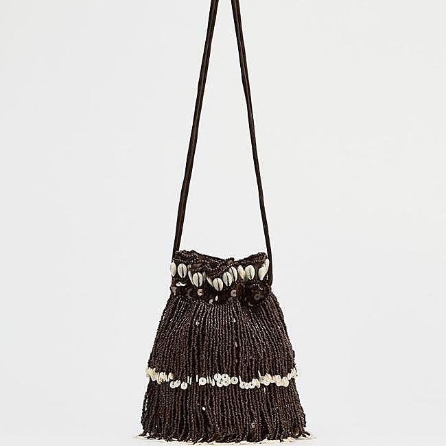 Bolso de abalorios con flecos y conchas