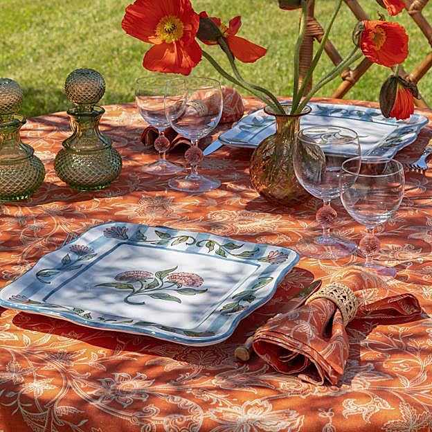 Imagen principal - Vajilla de la colección de Casa Cabana. Abajo, bandeja florentina pintado a mano y plato portugués del siglo XIX.