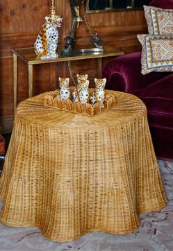 Imagen secundaria 2 - El diván artesano cuesta 1.300 euros, el jarrón Anís, 280 y la mesa de café Azafrán, que combina el mimbre con el ratán, está rebajada a 544