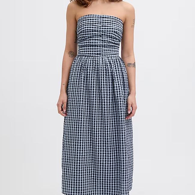 Vestido de palabra de honor azul de Jack & Jones, 49,99 euros.