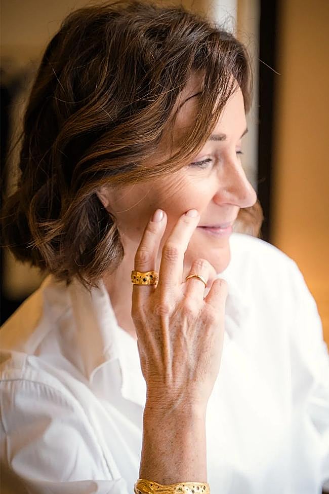 Anillo dorado con piedra de colores de Clara & Beth.