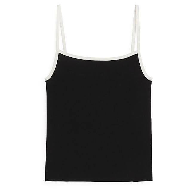 Top de tirantes de punto fino de Arket, 49 euros.