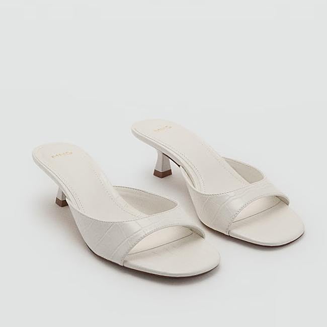Sandalia blanca de Mango, 29,99 euros.