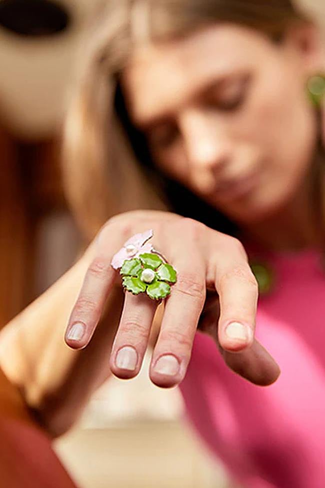 Anillo con detalle de flor de Majorica.