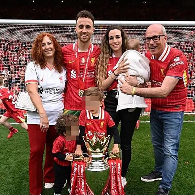 Diogo Jota, con su mujer y sus tres hijos.