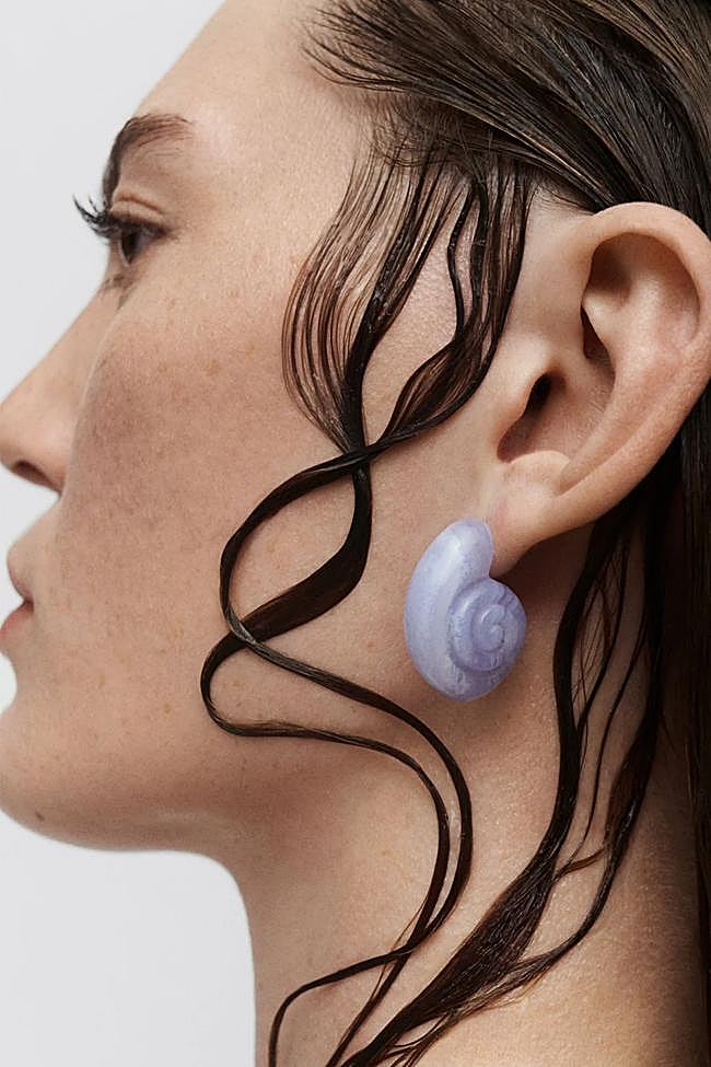 Pendiente con forma de concha de PD Paola.