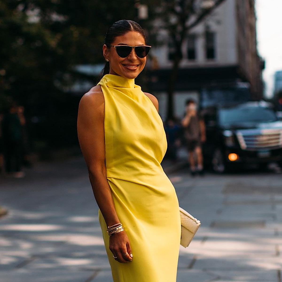 Un look con vestido amarillo.