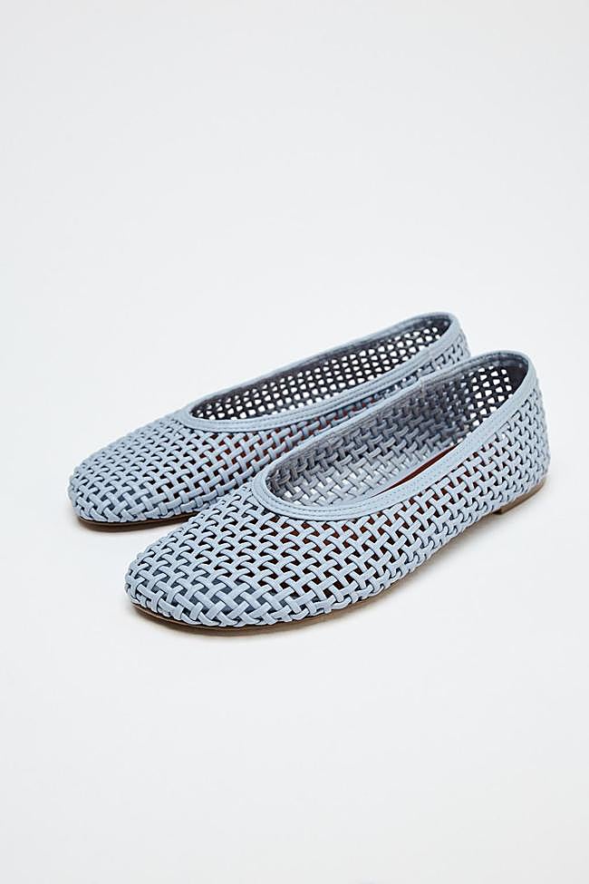 Bailarinas trenzadas en azul bebé de Zara.