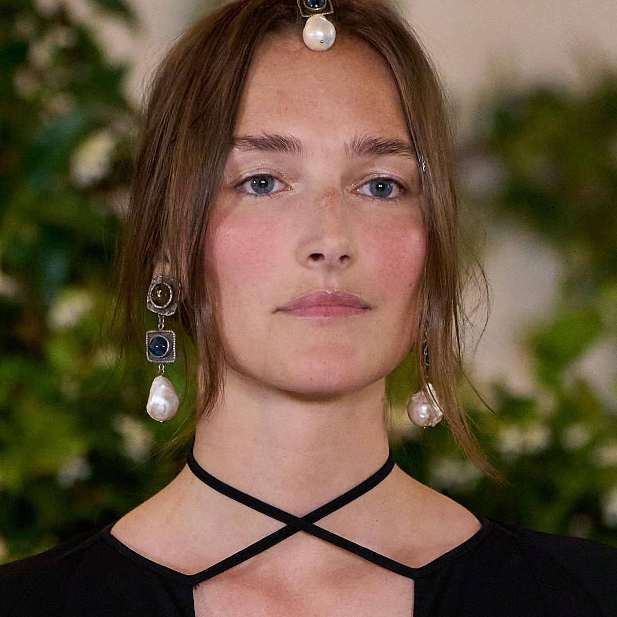 Estos productos —de un colorete satinado a un fijador de cejas— son todo lo que uso en verano para un look favorecedor.