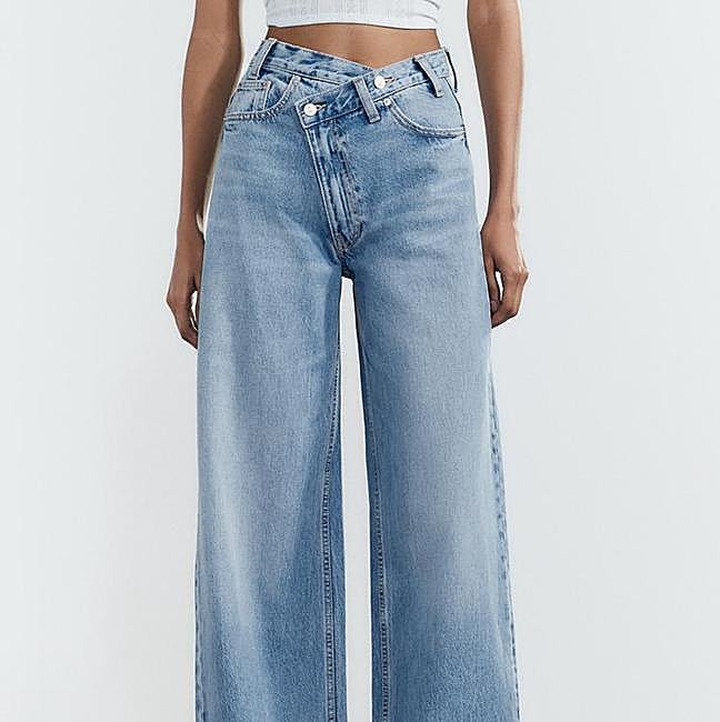 Vaqueros asimétricos de Zara (35,99 euros)