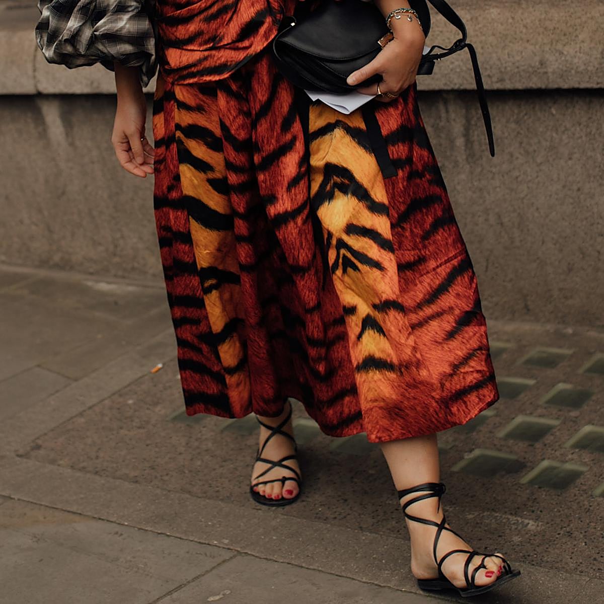 Influencer con sandalias atadas