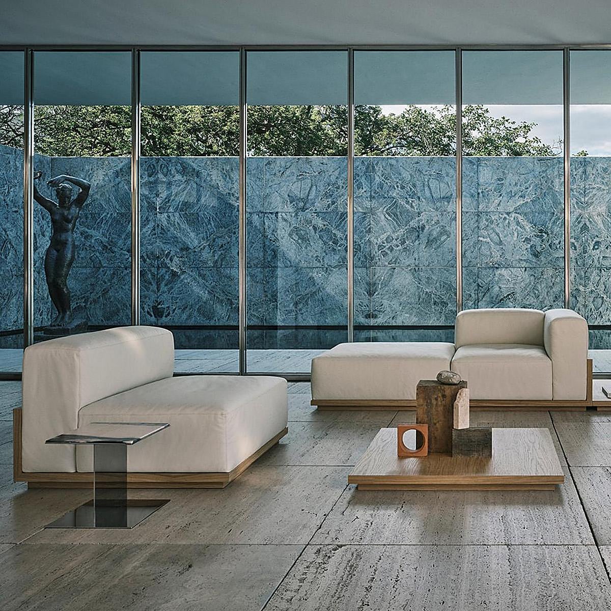 Salón con módulos del Sofá 02, que se venden por separado desde 2.800 euros y sirven tanto para exterior como interior. Son de la nueva colección de Vincent van Duysen para Zara Home.