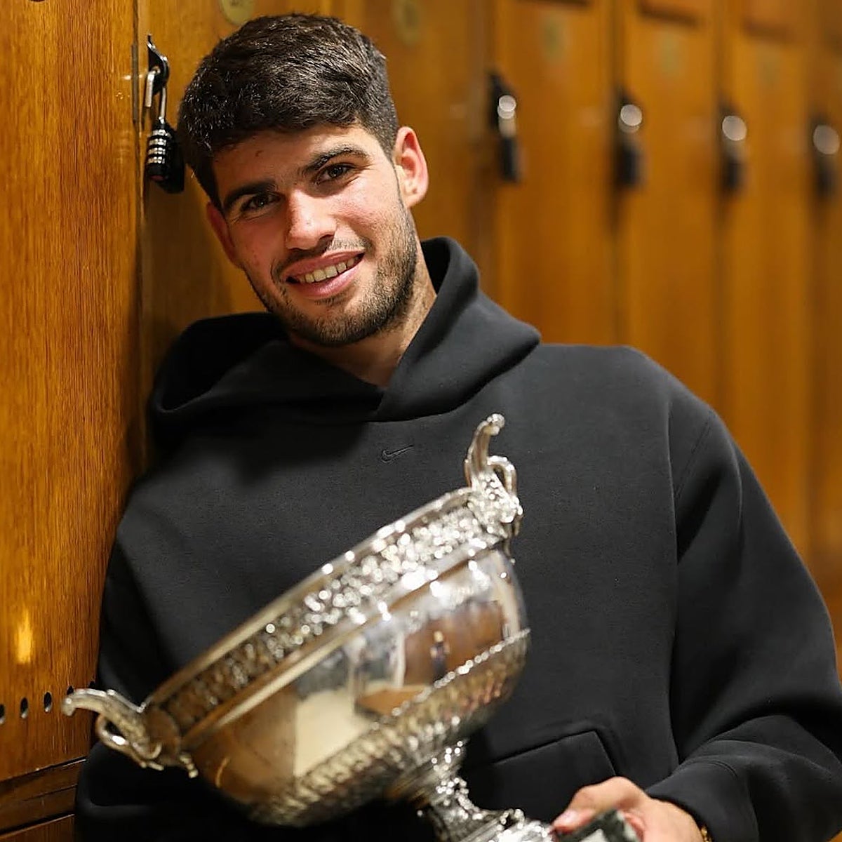 Carlos Alcaraz con su trofeo de Roland Garros.