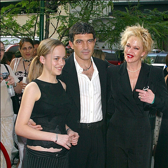 Una joven Dakota Johnson junto a Antonio Banderas y Melanie Griffith.