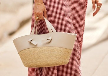 Este es el bolso de rafia XL perfecto para llevar en looks de playa o de ciudad