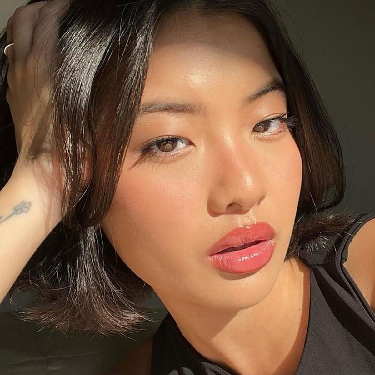 Influencer coreana con mirada luminosa