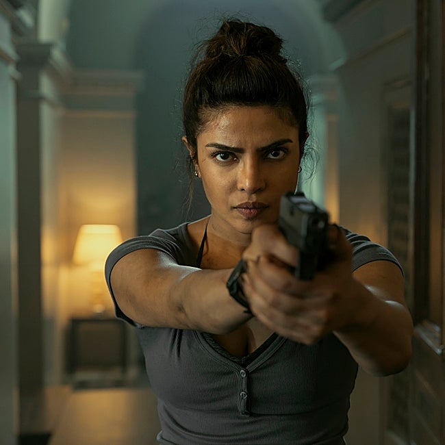 Priyanka Chopra se pone en la piel de Noel, una brillante espía que ayudará a los protagonistas.