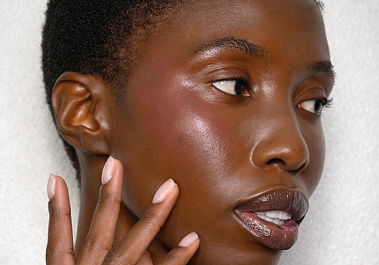 Manicura en tonos pastel.