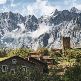 El destino ideal para escapar del calor este verano es este pueblo de Cantabria con paisajes montañosos y calles de cuento