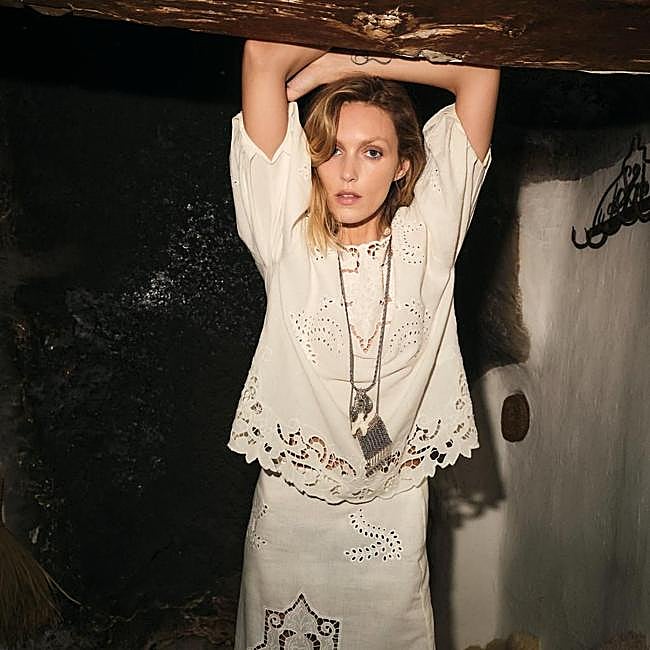 Blusa blanca con bordados perforados