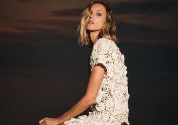 Modelo con vestido de Zara