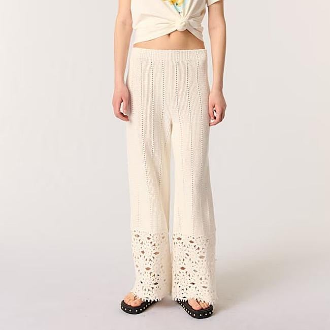 Pantalones de crochet con perforados