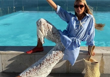 Influencer con pantalones de crochet