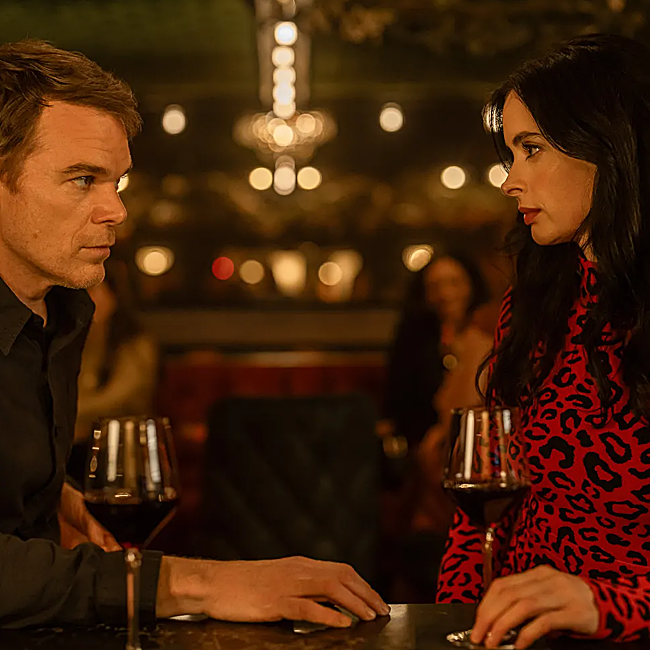 Michael C. Hall y Krysten Ritter compartiendo una escena en Dexter: Resurrección.