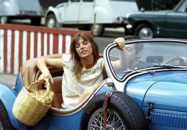 Jane Birkin con una de sus cestas de mimbre que dio origen al famoso Birkin de Hermès.