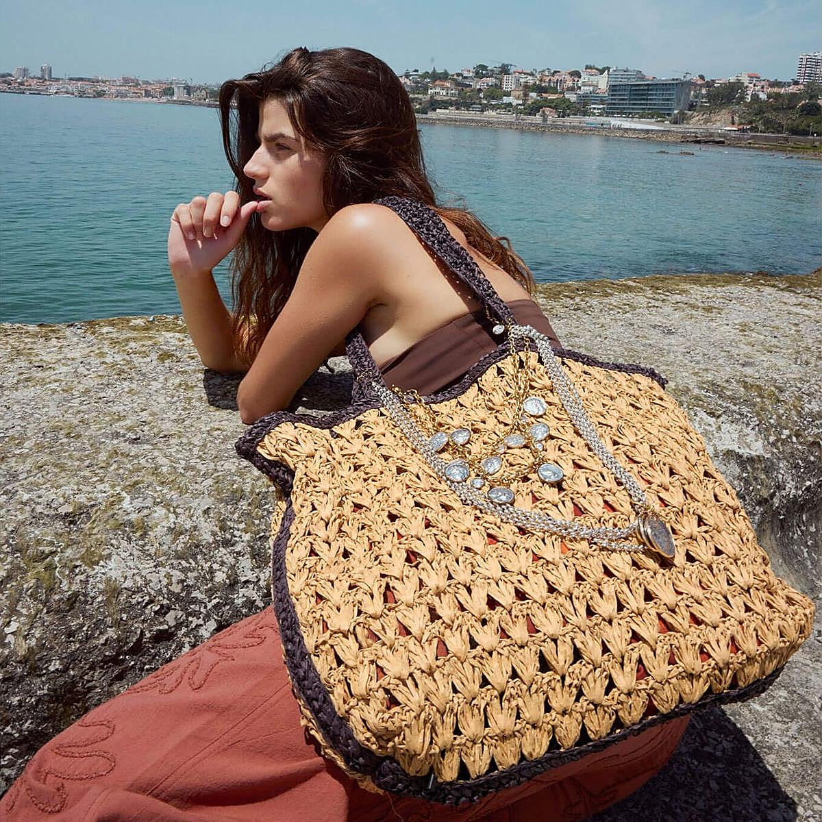 Modelo con bolso de Parfois