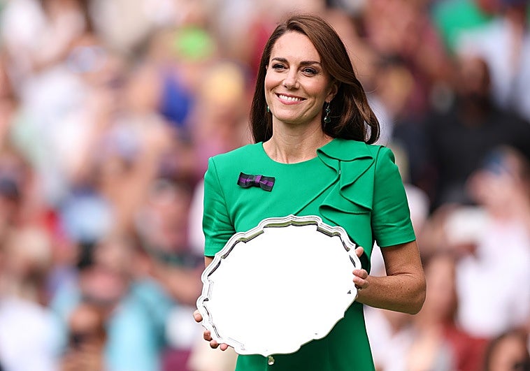 Una sonriente Kate Middleton con el trofeo de Wimbledon.