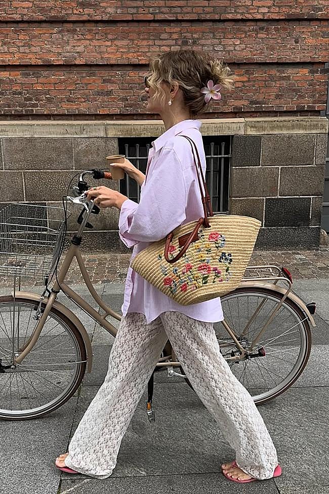 Influencer con pantalones de encaje