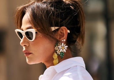 Pendientes grandes de colores, la clave para rejuvenecer un look de verano sin perder la elegancia