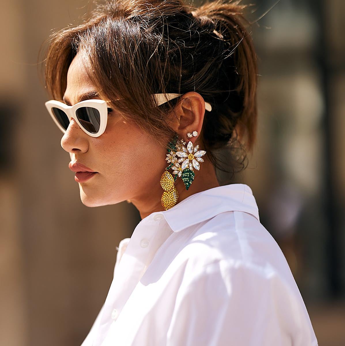 Mujer con pendientes de colores