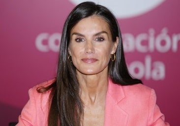 La reina Letizia repite con sus básicos favoritos para visitar la AECID: traje de Hugo Boss y bolso de Adolfo Domínguez