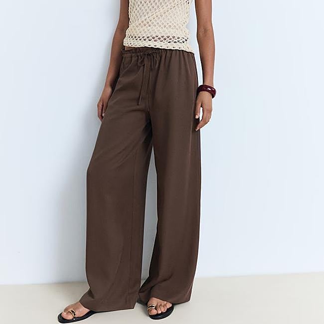 Pantalón fluido de talle alto de Mango, 39,99 euros.