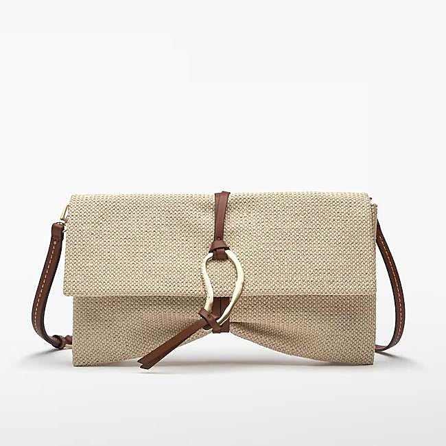 Bolso de mano tipo cartera de Adolfo Domínguez, 99 euros.