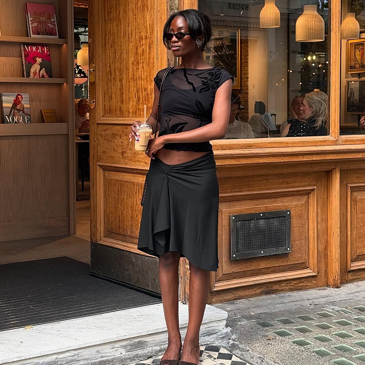 Las faldas satinadas se adaptan a cualquier momento: te enseñamos a combinarlas para el día y la noche.