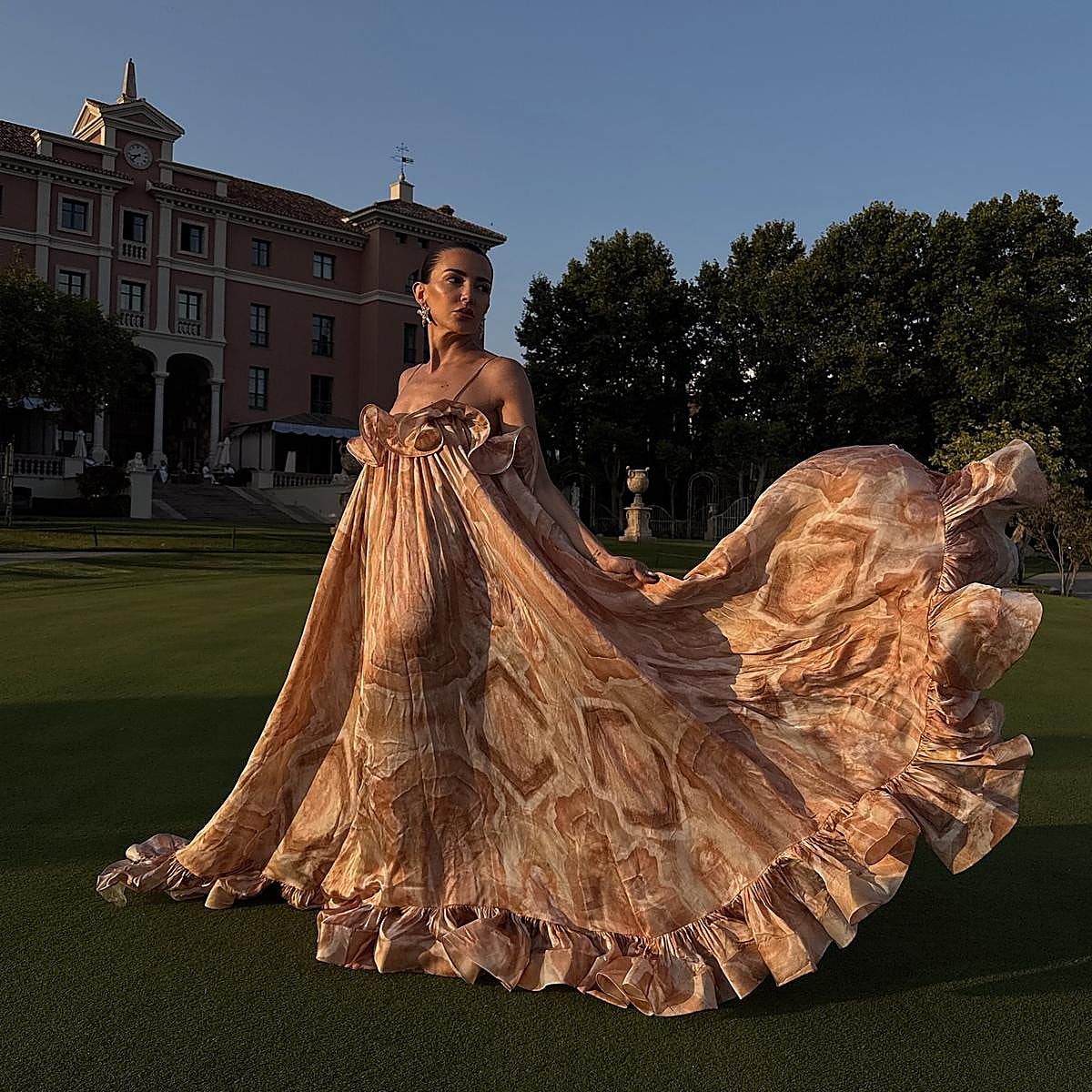 Estos vestidos de invitada son ideales para una boda de verano: elegantes, frescos y muy ponibles.