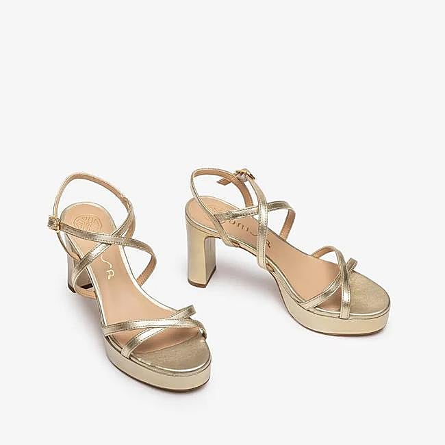 Sandalias doradas de Unisa, 109,95 euros.