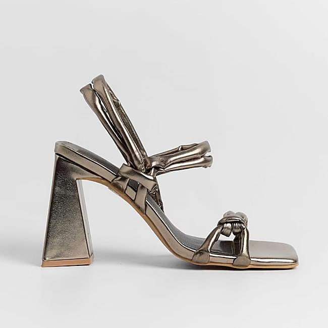 Sandalias de tacón doradas de Mim, 83,90 euros.