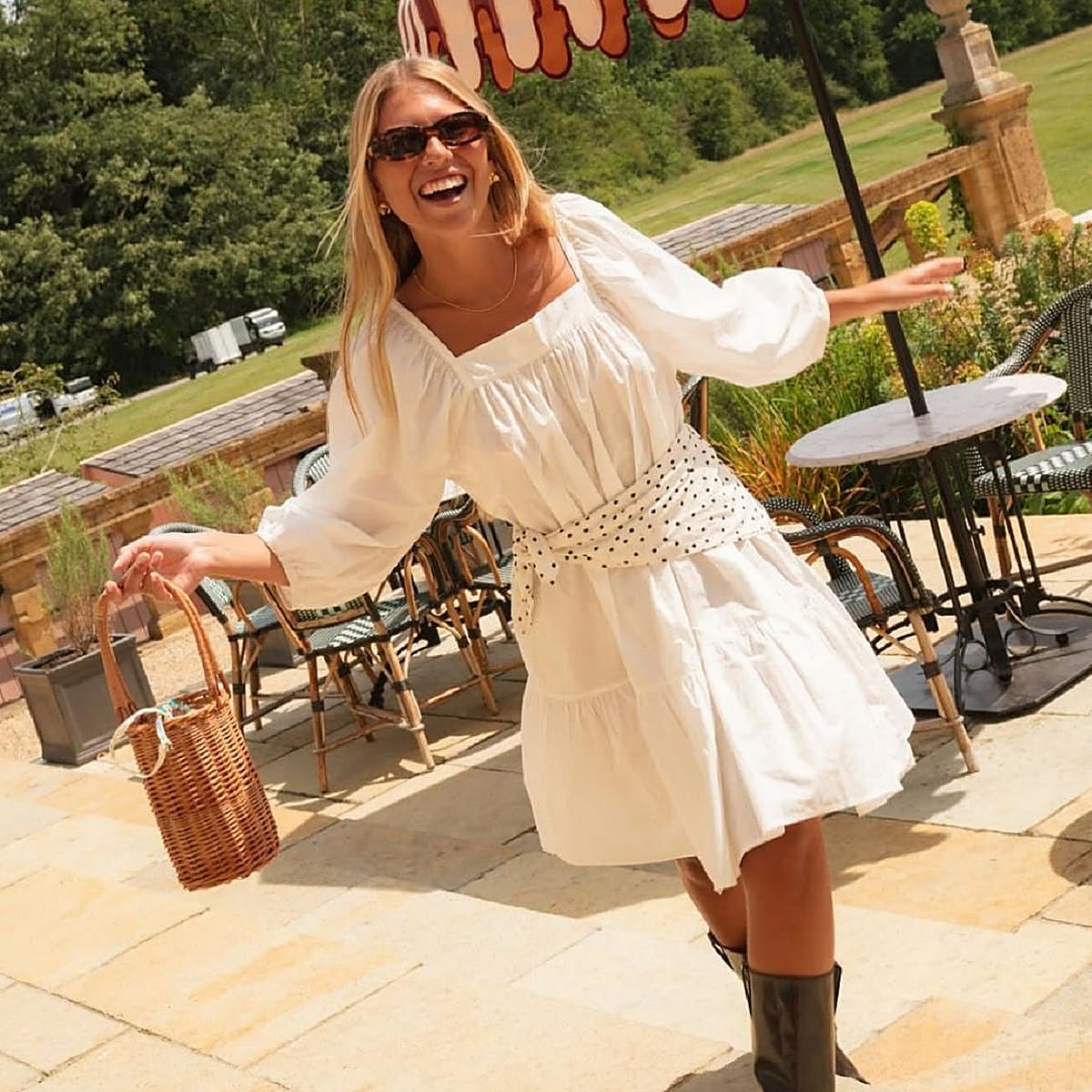 Influencer con look básico de verano